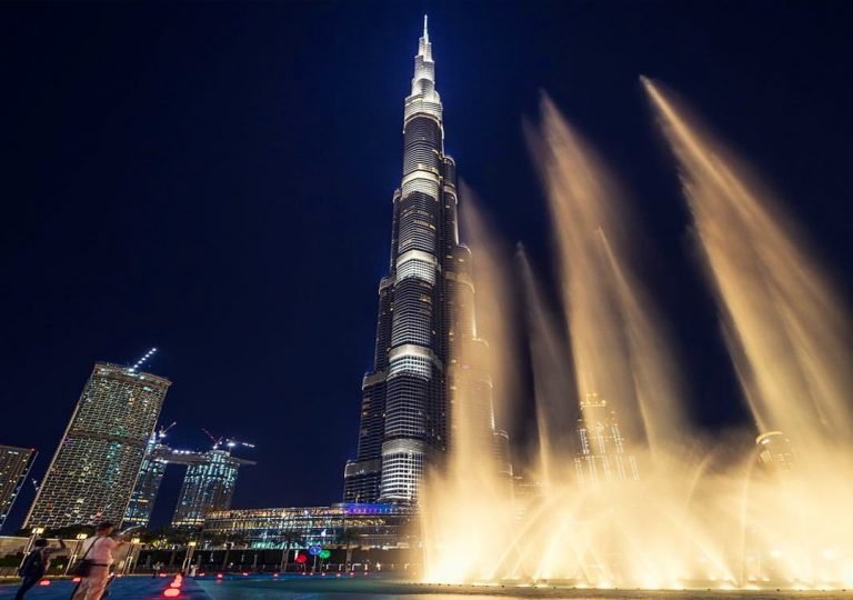 water fountain & light show outside dubai mall